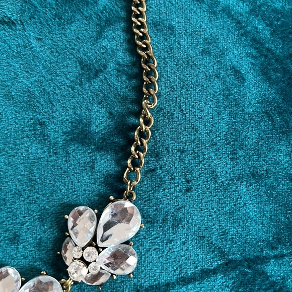 🎉SALE🎉CRYSTAL Statement Necklace - Picture 3 of 6